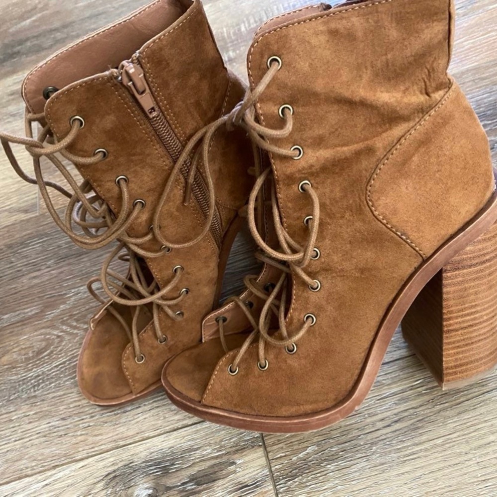 Lipstik brand tie up ankle booties size 7